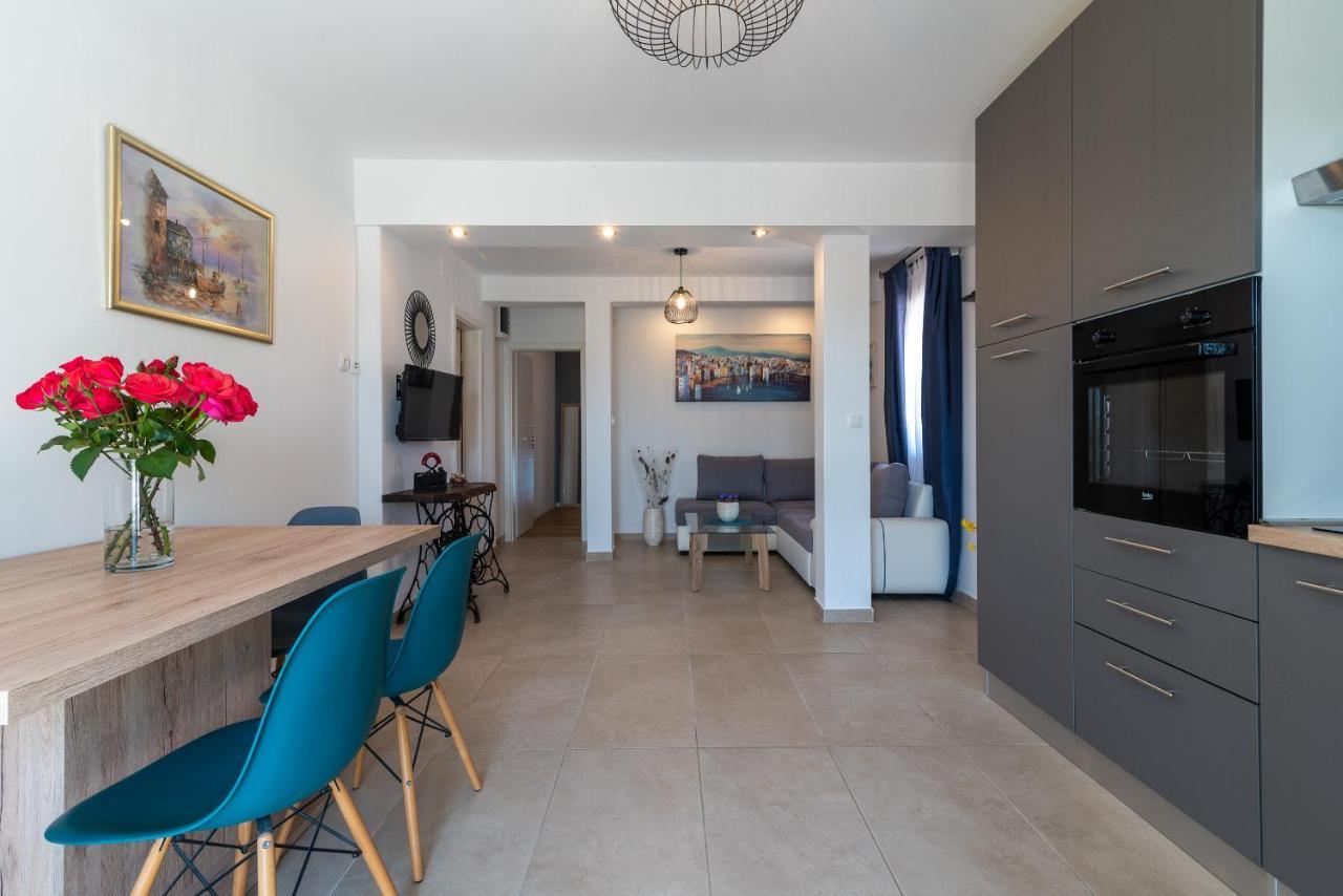 Apartments Dobrila Kaštel Novi Kültér fotó