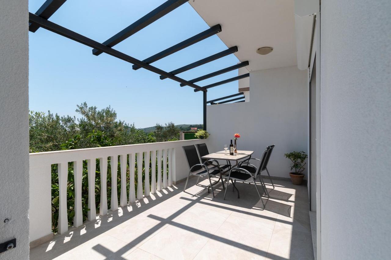 Apartments Dobrila Kaštel Novi Kültér fotó
