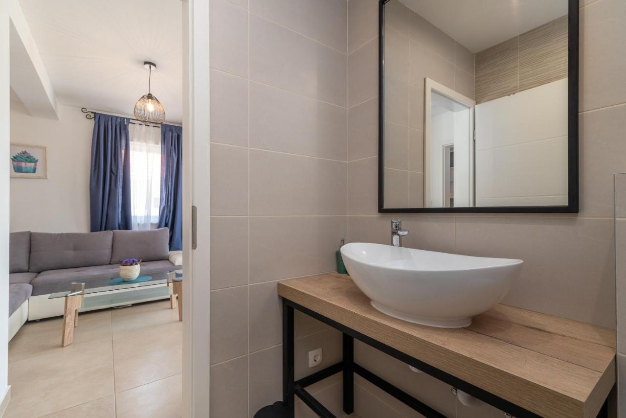 Apartments Dobrila Kaštel Novi Kültér fotó