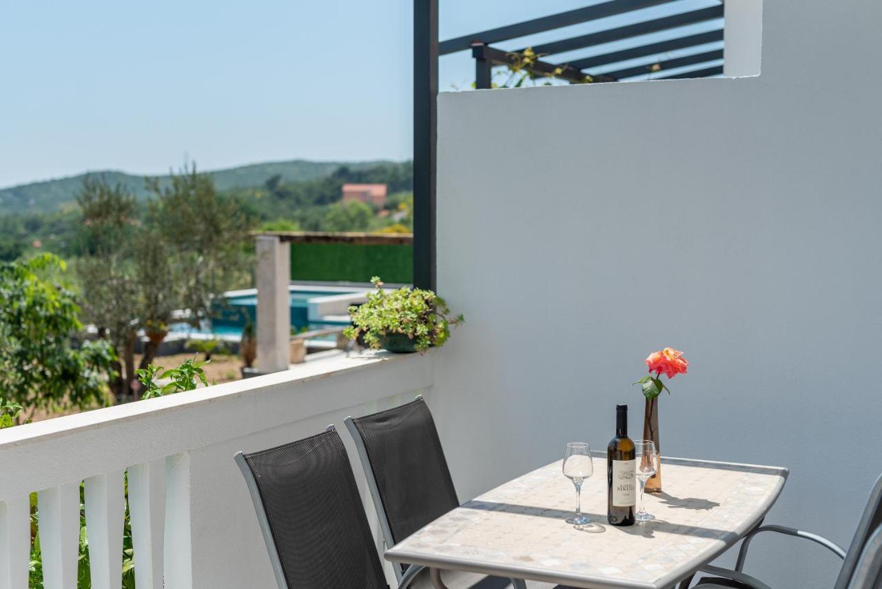 Apartments Dobrila Kaštel Novi Kültér fotó