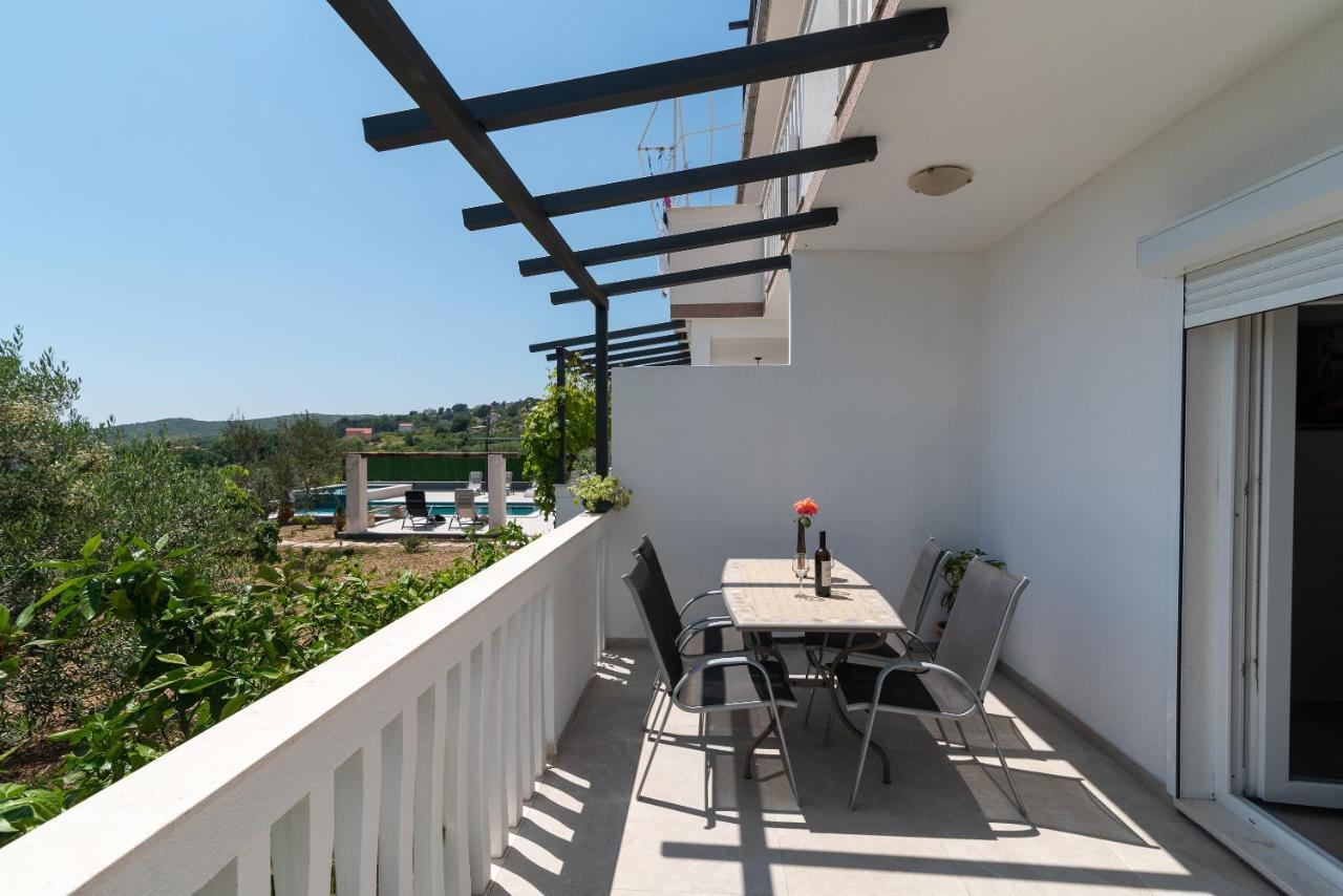 Apartments Dobrila Kaštel Novi Kültér fotó